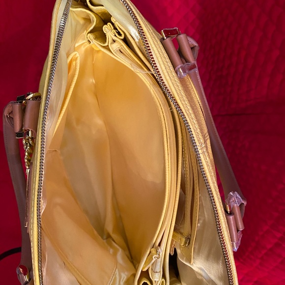 Women - Picture 2 of 6